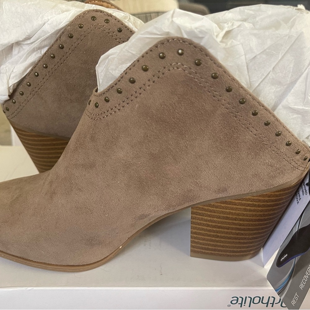 NWT Sonoma Vitalize Ortholite Taupe Mules with Studded Detail
